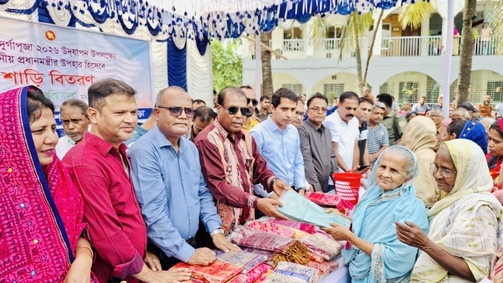 বগুড়ায় প্রধানমন্ত্রীর উপহার শাড়ি পেলেন দুই হাজারের অধিক নারী